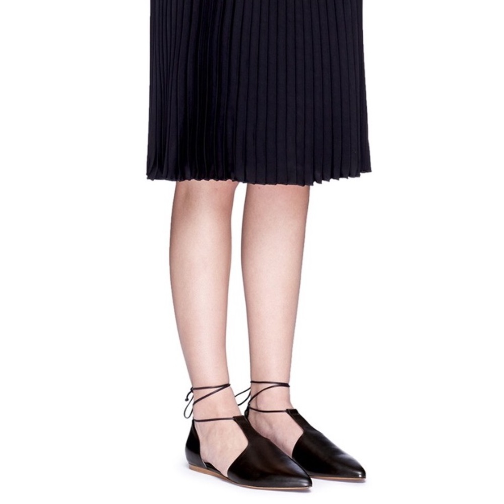 $325 BNIB Vince Noella Black 9US Flats Sandals